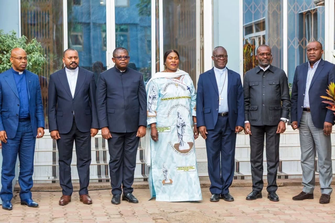 Photo de groupe de responsables politiques et religieux à Lubumbashi