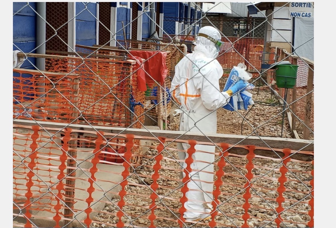 Agent de santé en équipement de protection dans un centre de traitement Ebola